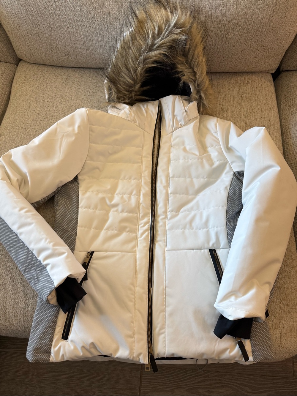 Body Glove Women’s Ski/Snow Jacket Size Medium White Faux Fur Hood